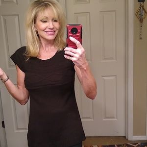 🤩🤩 l e i size large short sleeve sweater